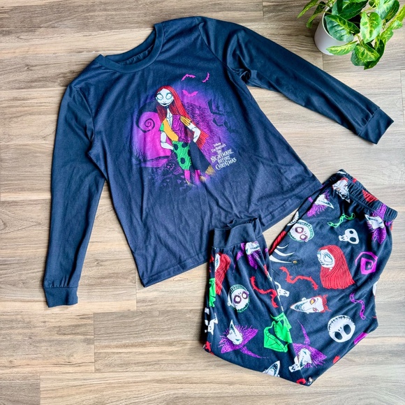 Disney's The Nightmare Before Christmas Women's Pajama Top & Pajama Bottoms Set - Picture 2 of 7
